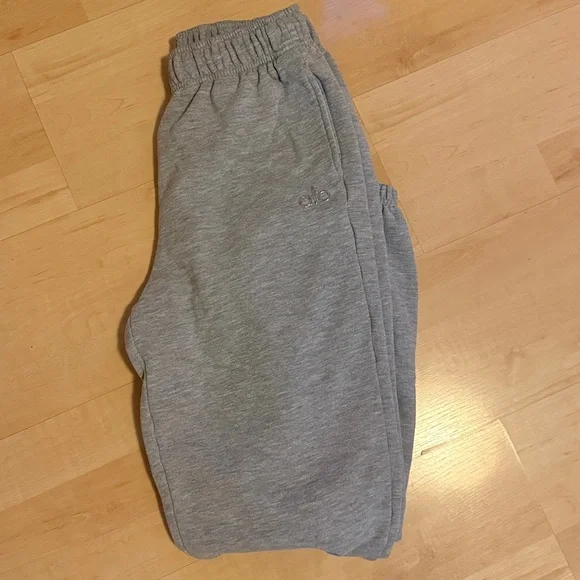 ALO Yoga Accolade Sweatpant - Picture 2 of 4